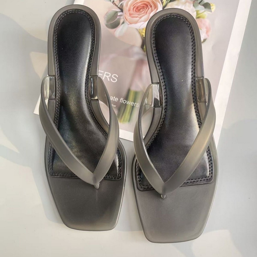 韓国製ミュートトーンオリーブグリーンPVC素材のトングサンダ - Square Toe Mule のレビューと価格